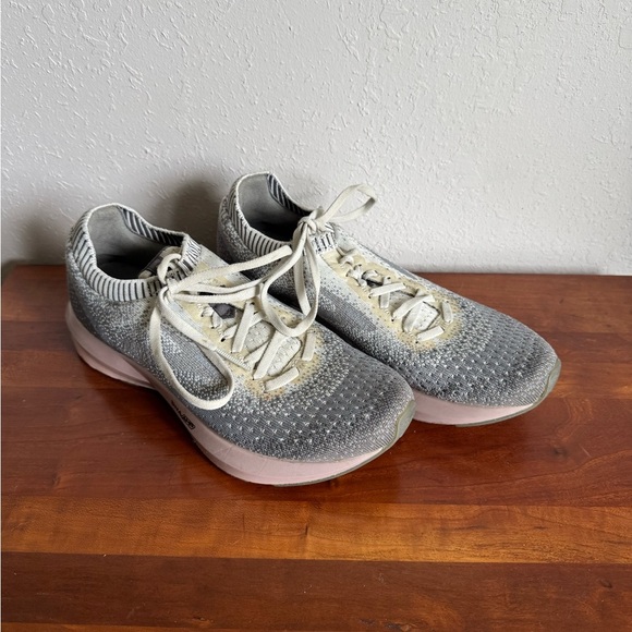 Brooks Gray Pink Levitate 2 Athletic Running Shoe Womens 7.5 Workout Activewear - Picture 1 of 8
